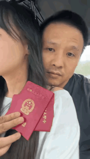 鲜花插在牛粪上了[捂脸哭]