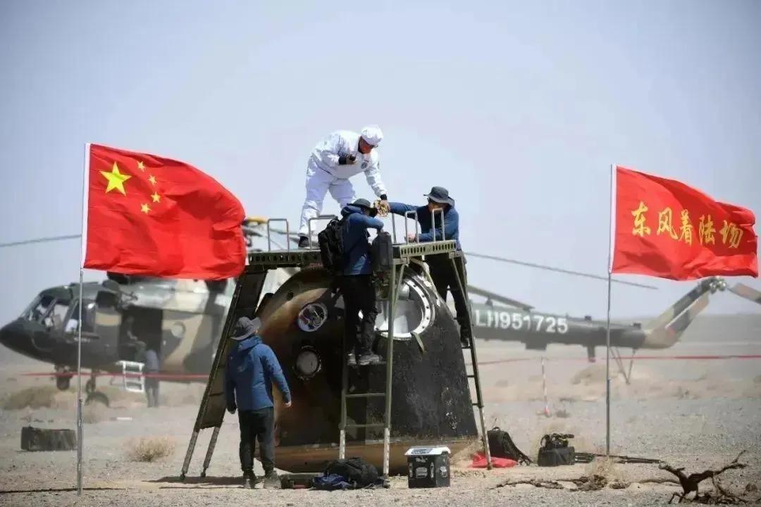 烟越大，越稳当！神舟二十二号安全返航，着陆瞬间浓烟滚滚，美国飞船为什么不会 