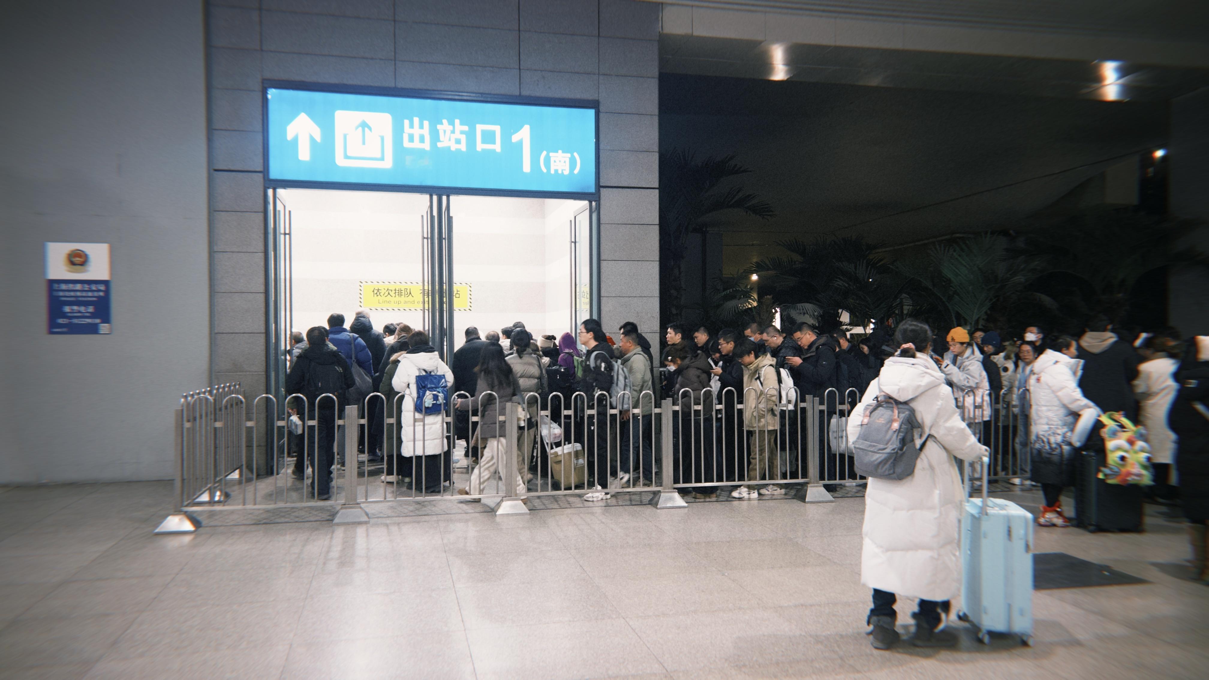 还有一个小时到酒店，然后开始干活。上海·上海虹桥站