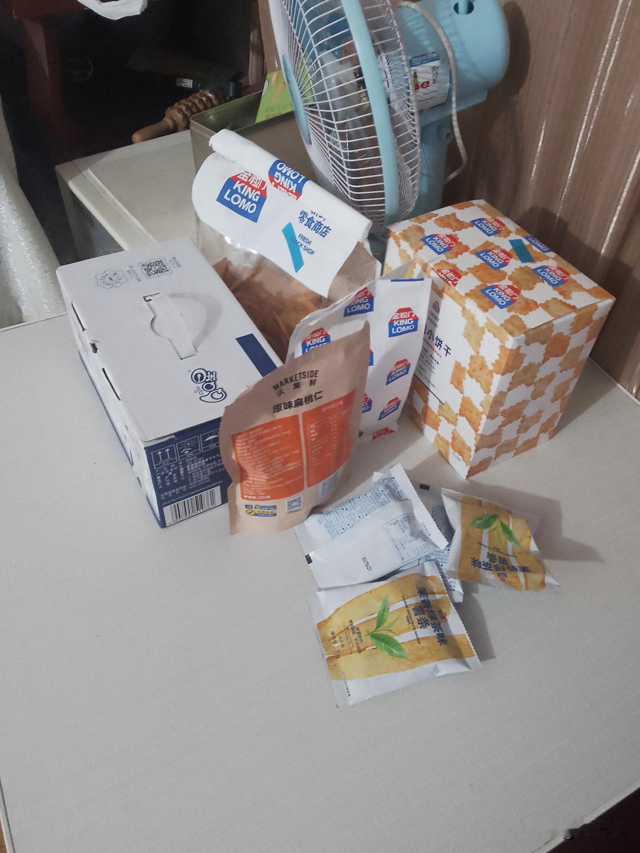 姨妹子的几袋零食真的值！没想到小孙这么容易被收买！几袋零食小木子就把我们丢