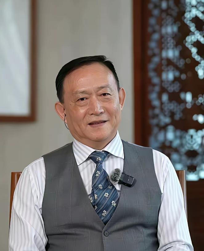 近日，网上看到一段话，卢麒元声称：“有人想把我们喝的水、用的电、上的网，打包卖给