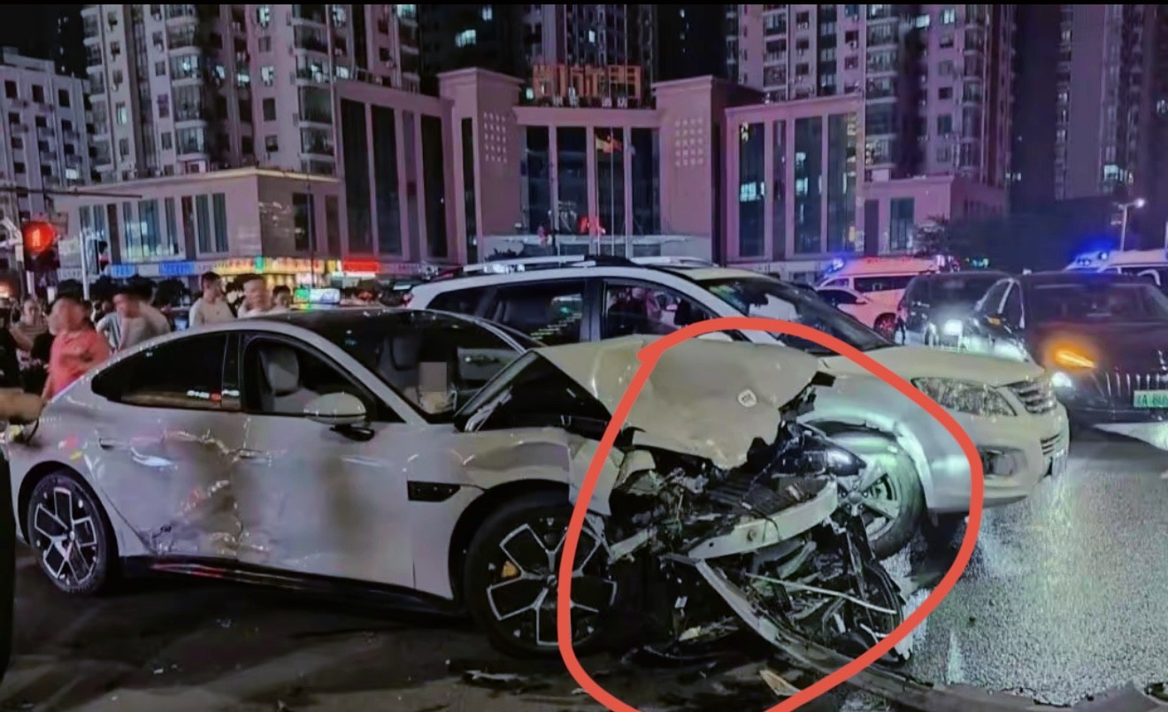 惊了！女司机开小米SU7连撞16辆车！网友吵翻了……家人们谁懂啊！郑州街头昨晚