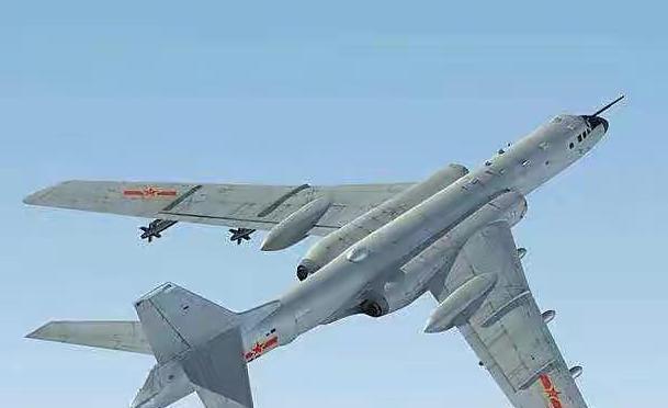 2002年，一架轰6降落时，左主起落架突然被卡住，尝试40多次均无法放出！绝望之