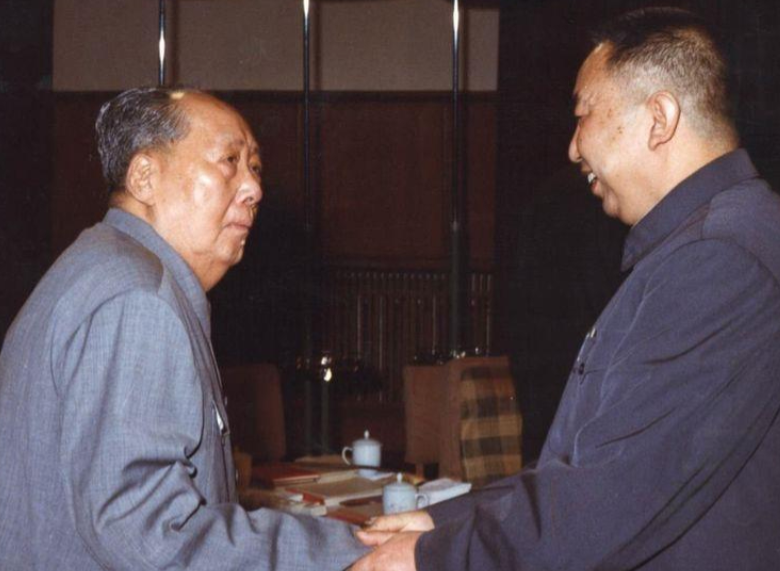 70年代，毛主席与接班人握手的一幕，主席的表情复杂在70年代，有一张珍贵