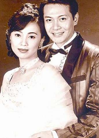 1996年，邓萃雯爱上已婚的江华，不顾江华怀孕的妻子，连续6天在邓萃雯闺房私会，