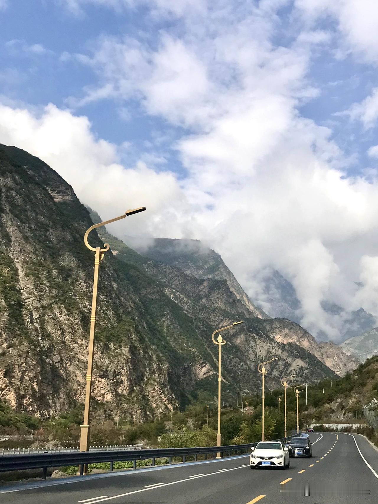 前一篇文章里，我写了九寨沟深秋的景色，是我见过的最美的秋景。但我们开车从成都