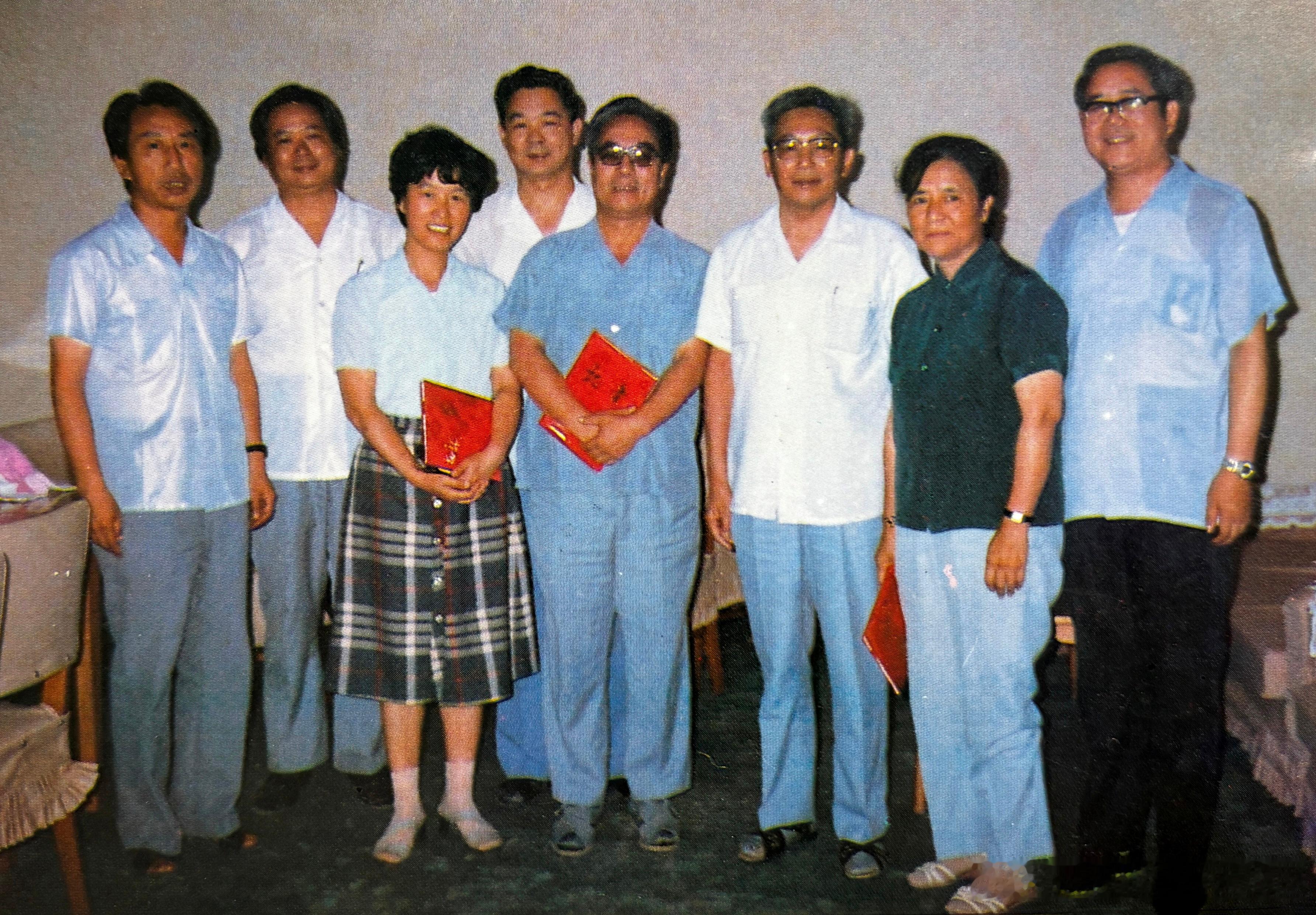 80年代末广播电影电视部部长艾知生向《三国演义》演播者袁阔成和编辑颁奖