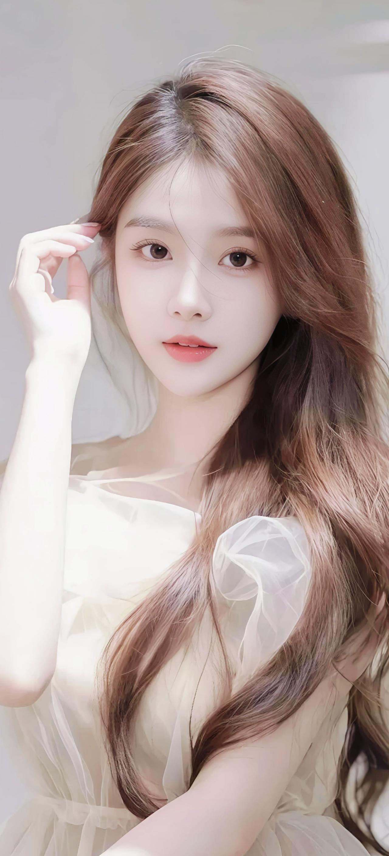 花绽枝头映画堂，忽逢娇女意惶惶。朱唇轻启含春露，玉指纤柔拂晓霜。步履轻盈风伴