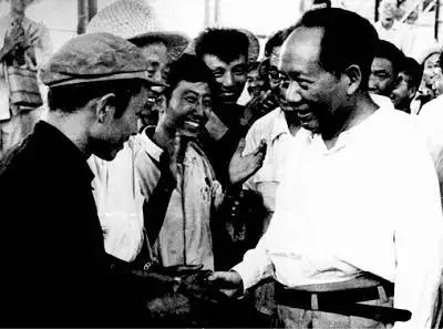 蒋介石连呼三声“毛主席万岁”？真相藏在日记和一首改词里蒋介石到底有没有喊过毛