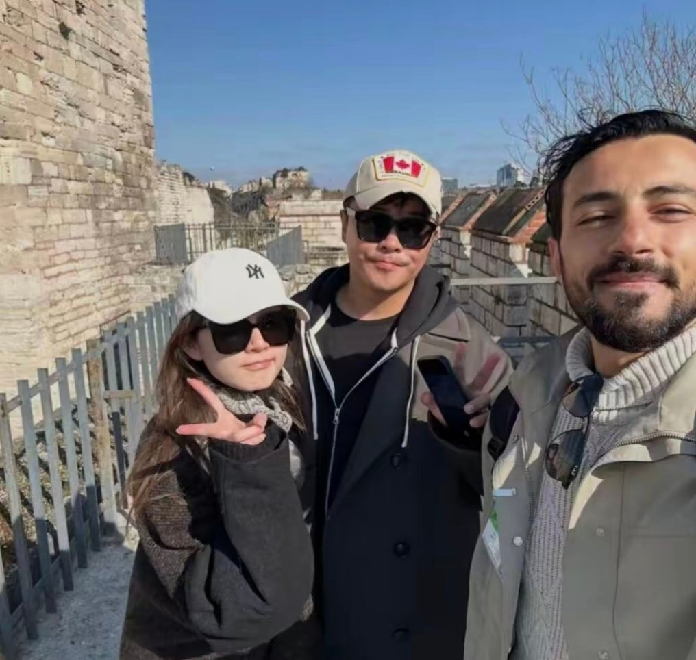 陈思诚携小21岁女友游欧洲，女友站他身后比剪刀手，狂秀恩爱，陈思成笑容勉强