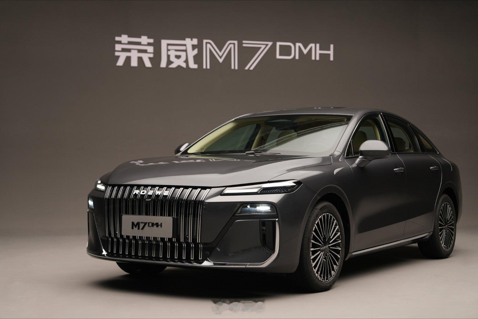 随便唠唠荣威M7DMH这台车吧它主打的“越级中大型国民车”确实有点东西。设计上