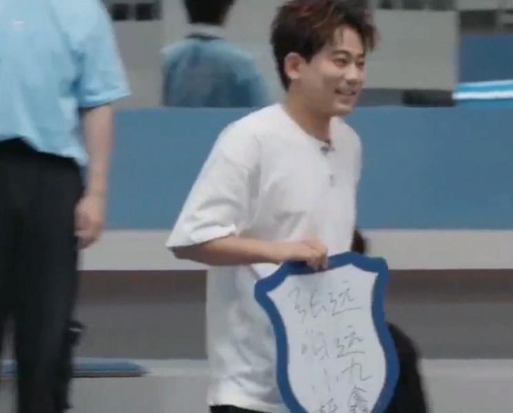 苏醒高高兴兴举着牌，要张远伯远小九栎鑫表演《MAMA》，结果王栎鑫因心脏不好主动