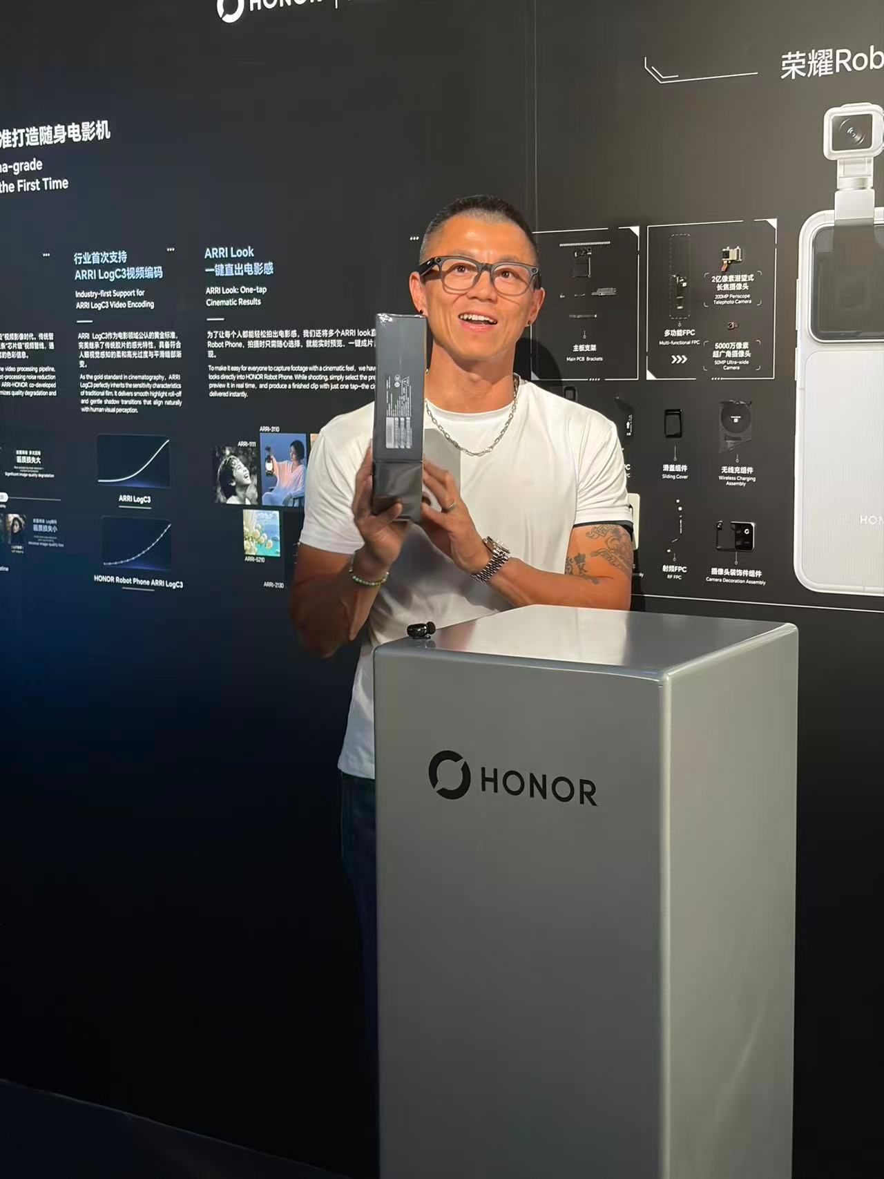发布会现场逮到陈震老师，这你受得了吗？用荣耀RobotPhone合了张影，成