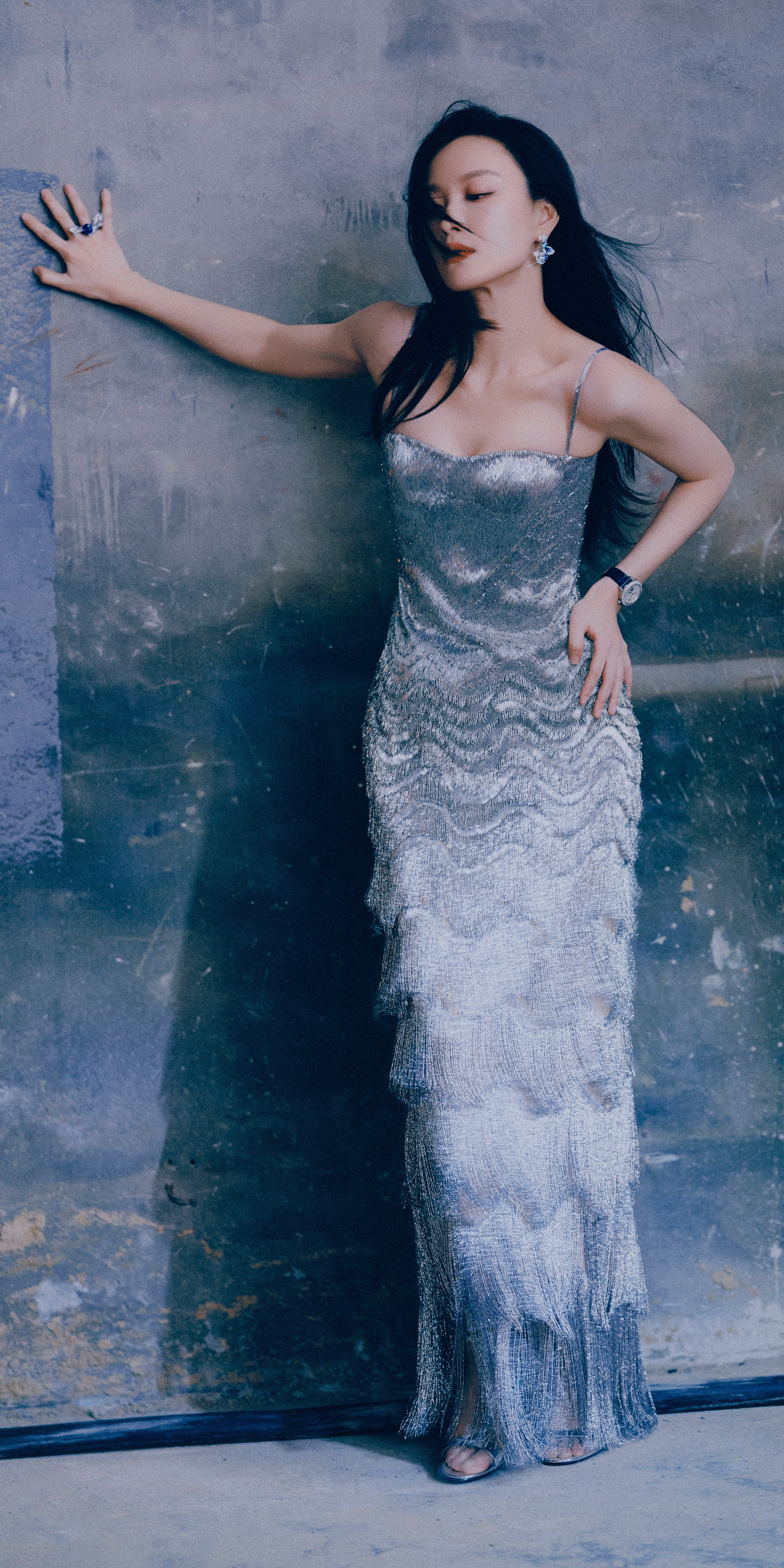 倪妮壁纸：星光洒落，裙摆也轻柔。倪妮