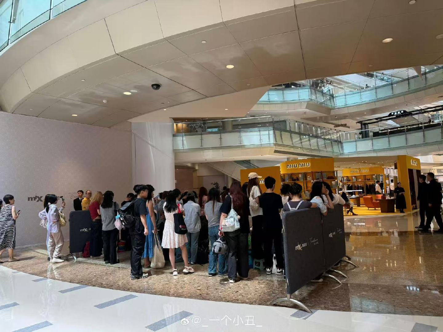 刘浩存深圳活动刘浩存深圳miumiu活动​等待美美的存子出现～​​​