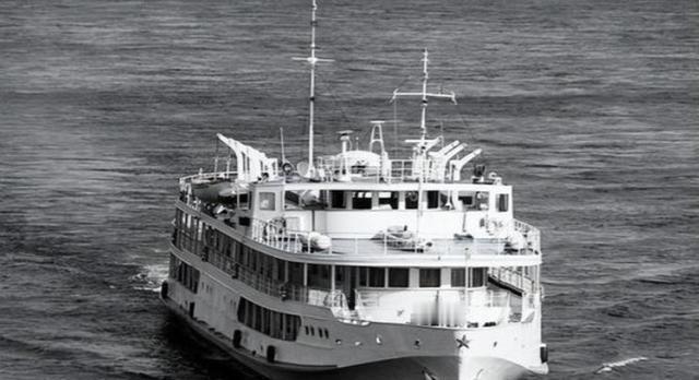 1993年，中国科考船遭韩国货轮暴力撞击，拦腰折断沉入大海，船内的107名科