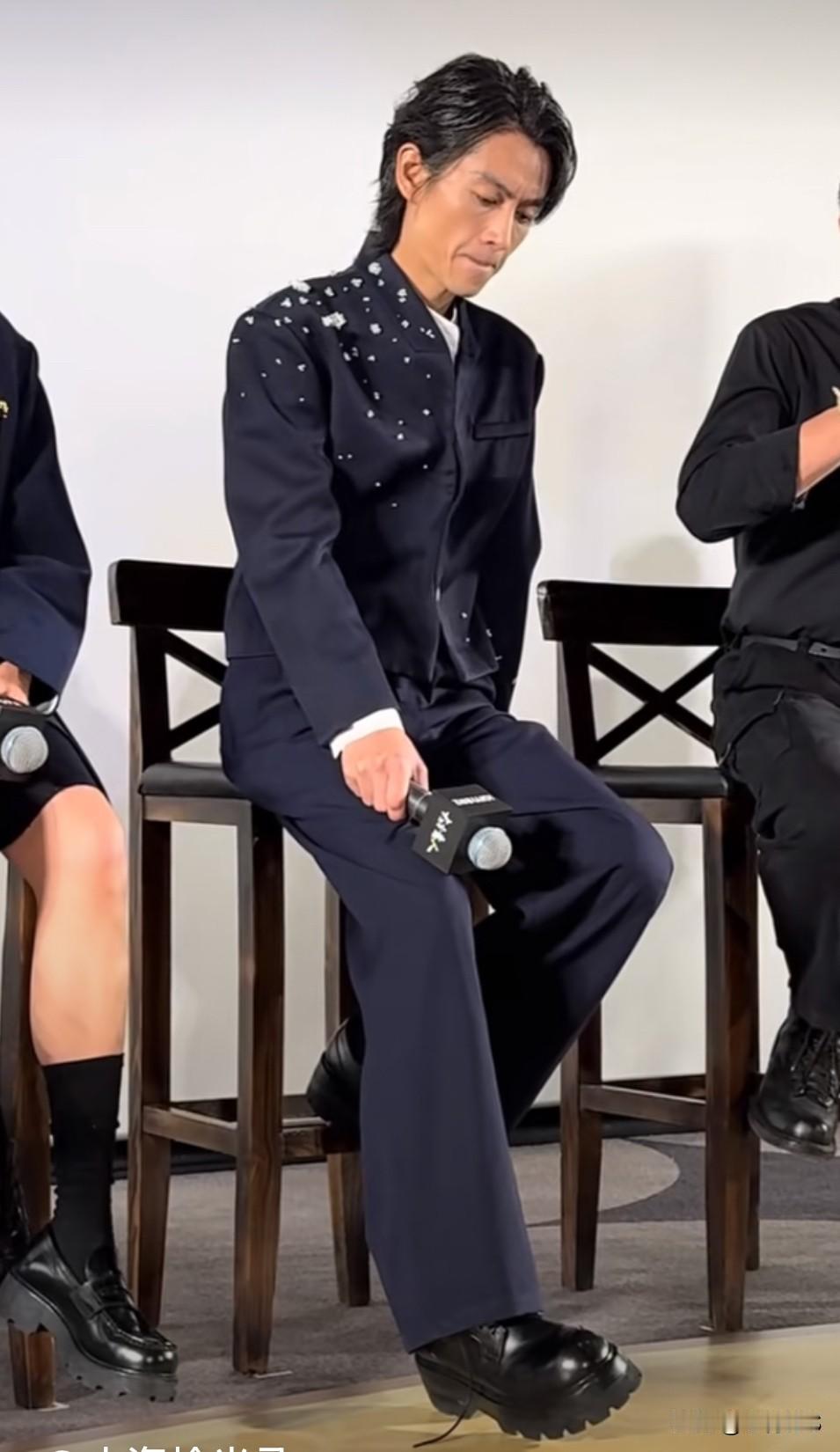 这鞋带到底要不要系，陈晓大概犹豫了有半分钟，哈哈哈