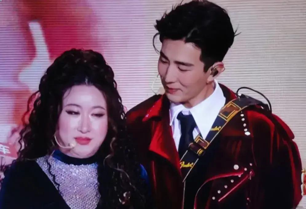 跨年晚会求婚，锤娜丽莎泪崩她刚唱完第一句，吉他声突然变调。李川掏出戒指那一