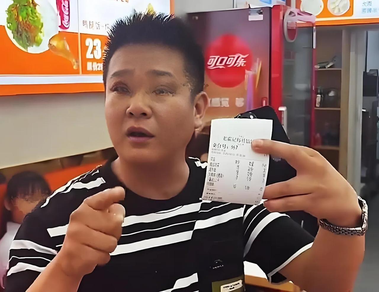 七个人只点了一碗面这事，说起来两方都有错，女子：规则上既然写的是一人一碗