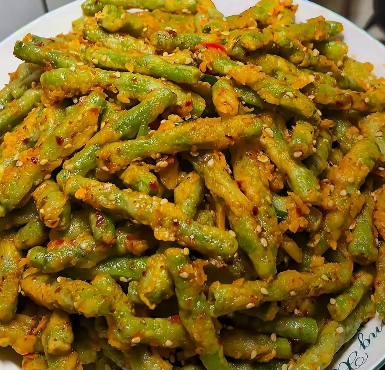 我发现，豆角这样吃简直绝了[赞]！只要往豆角里加入面粉，不用炒不用炸，出锅秒变