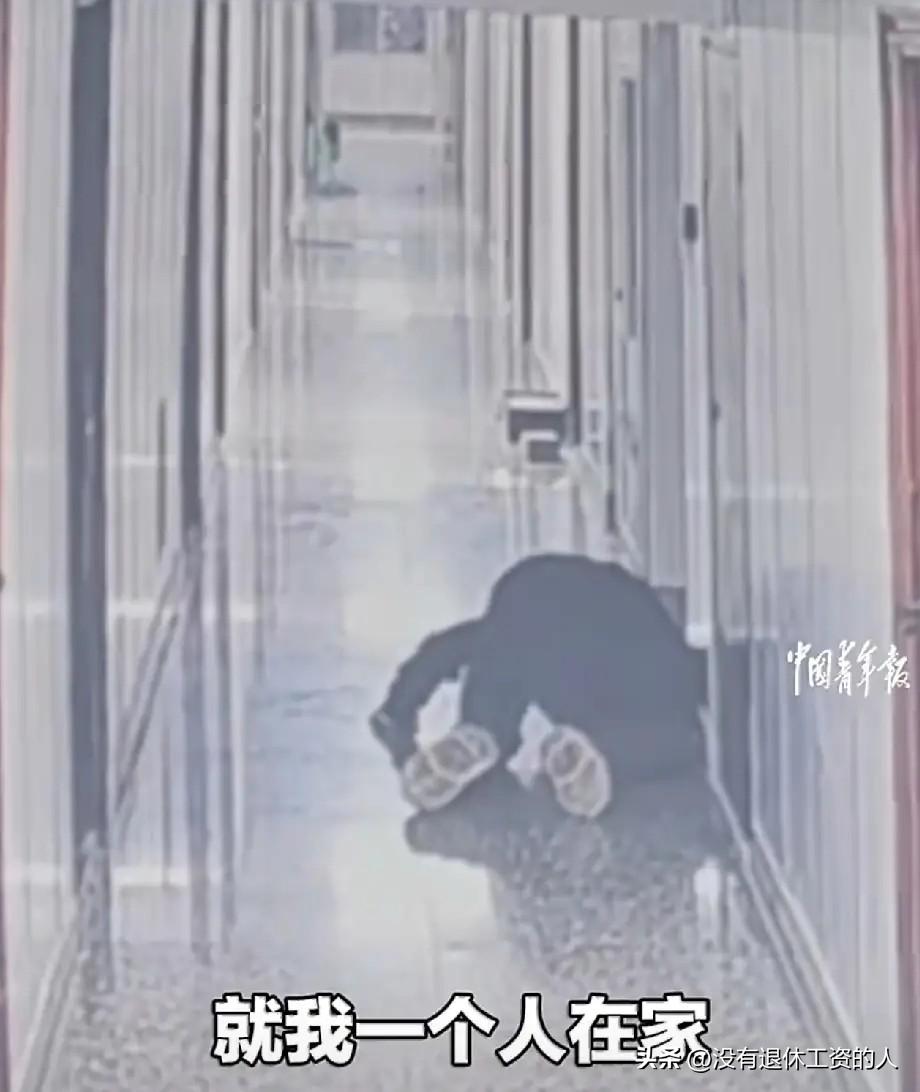 这哥们的意志力还挺坚强的。浙江丽水的一小伙子，在家里做饭时，不小心切到了手指