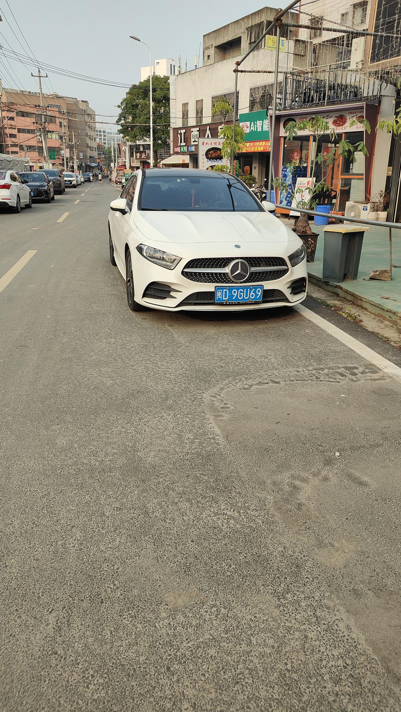 看看奔驰的机盖缝隙再看看轩逸的机盖缝隙简直就是天差地别奔驰小到蚊子都飞不进