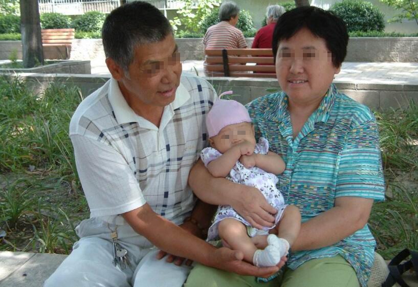 10张图看老人带孩子, 这种辛苦他们习以为常, 我们只能心存感恩!