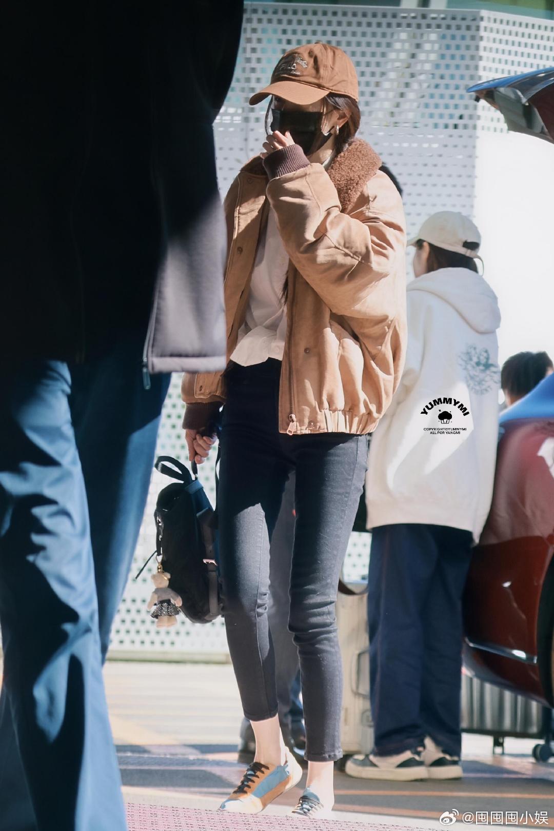 杨幂机场私服造型杨幂今日机场私服造型，好清爽的一身穿搭。杨幂紧身牛仔裤