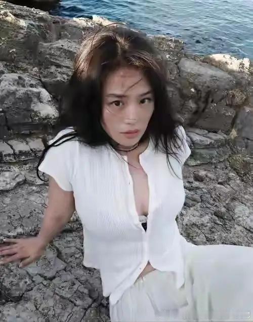 马思纯还有如此性感一面，身材是真的好
