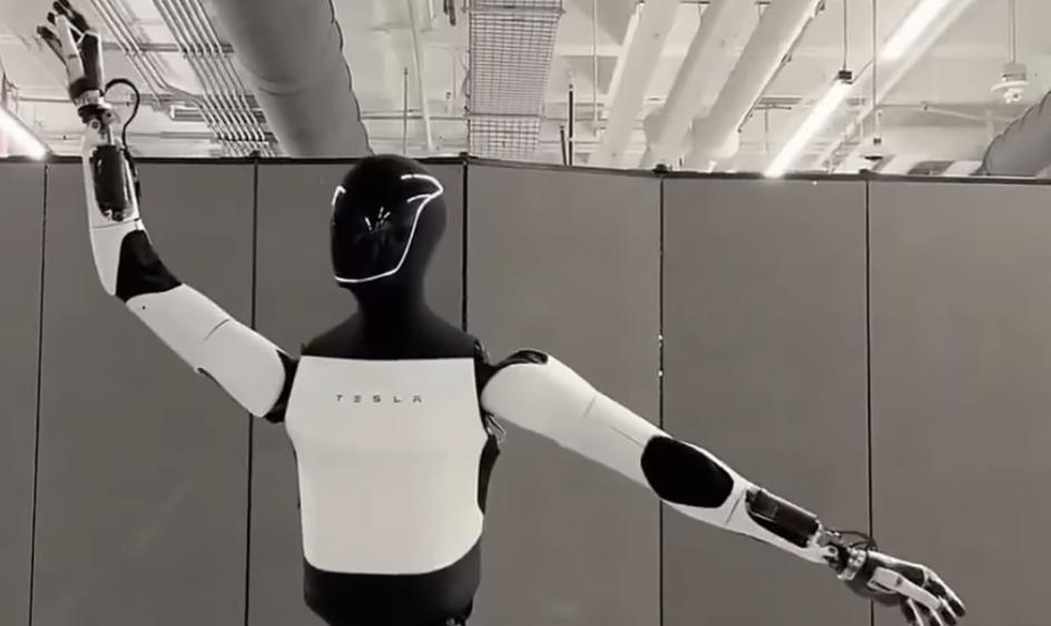 马斯克：无人车和机器人初期生产会很慢马斯克在推特上回复一则帖子时提到，Cybe