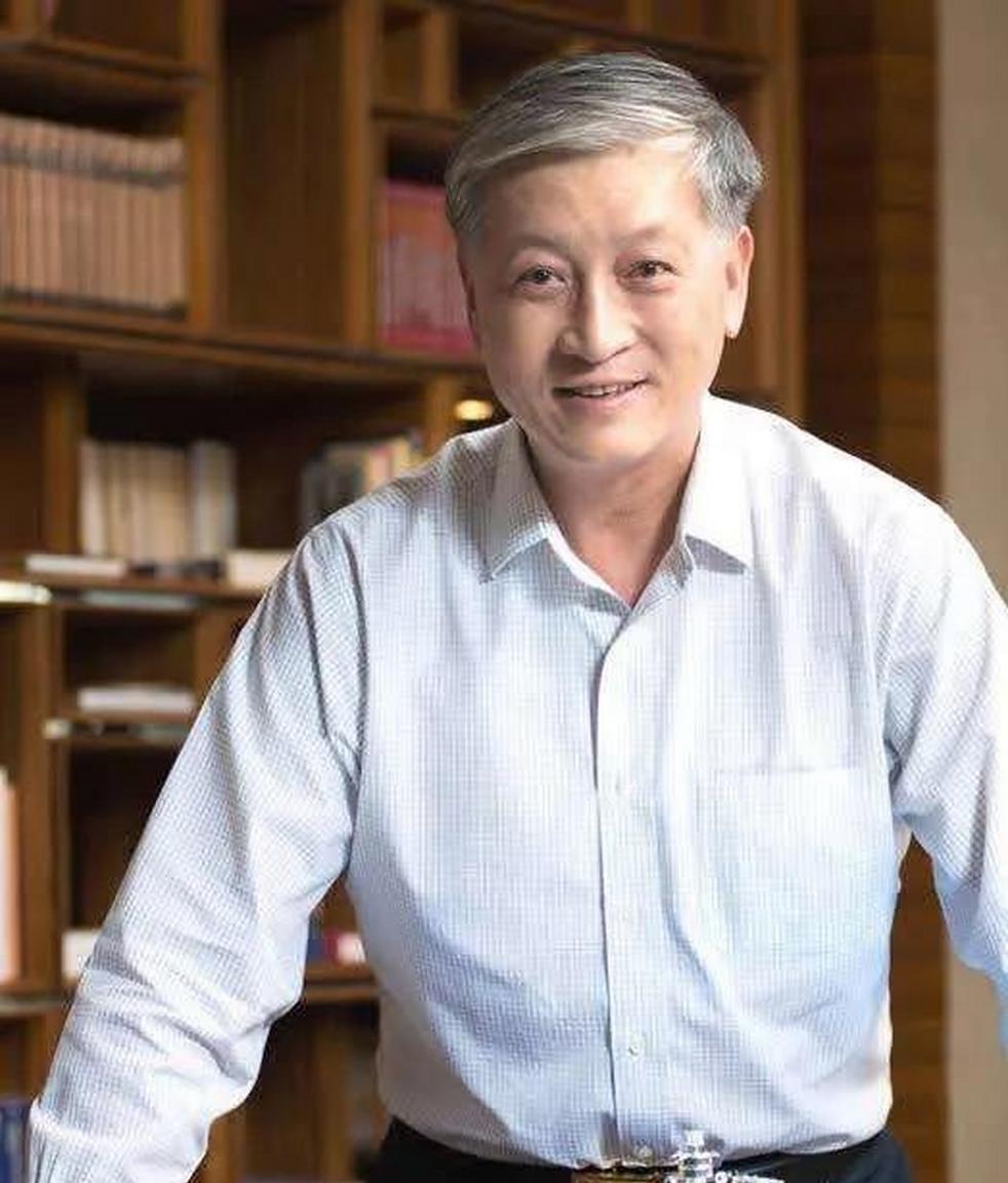 1998年，香港，贺龙之子贺鹏飞，看四下没人，闪身冲进一间商人办公室，凑到那人耳