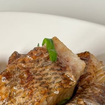 苏新皓香煎鲈鱼食材准备：鲈鱼块、姜片、大蒜籽、葱段、盐、胡椒粉、白糖、生抽、蚝