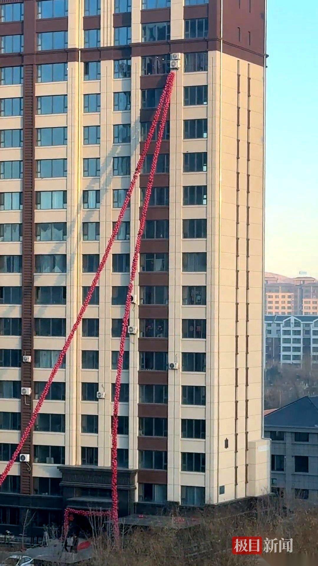 30个哥们儿，吹了3天，干了4000个气球。就为了从15楼婚房，垂下两条红色的
