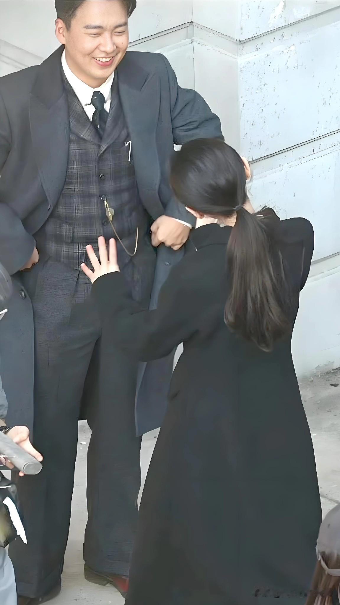 就尊重女生的素质而言，小郭可比老郭强太多了！今日，德云社少班主郭麒麟，剧组拍