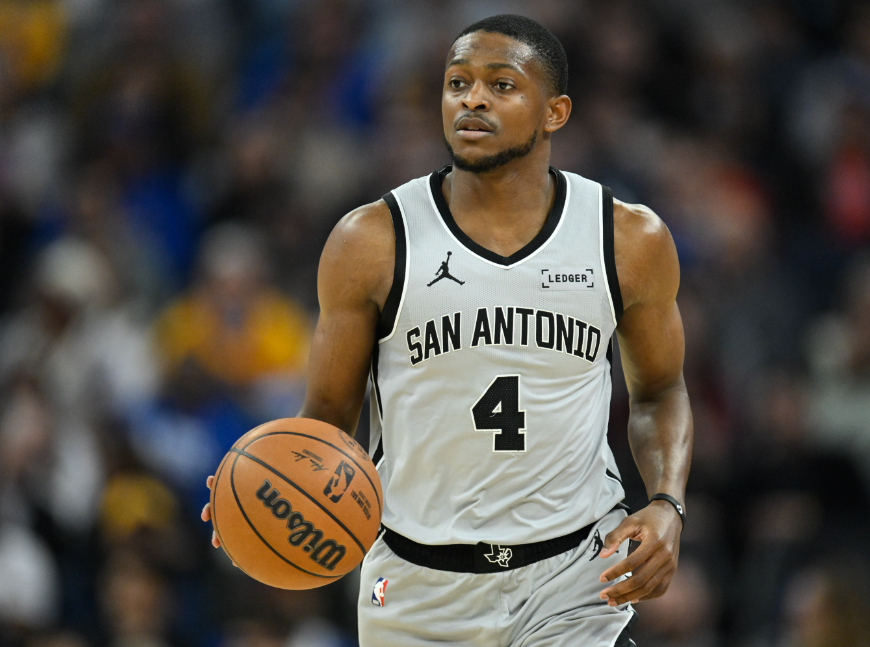 随着城堡哈勃的成长，福克斯真的拉完了，转型失败了经常看马刺的比赛都看到，福克