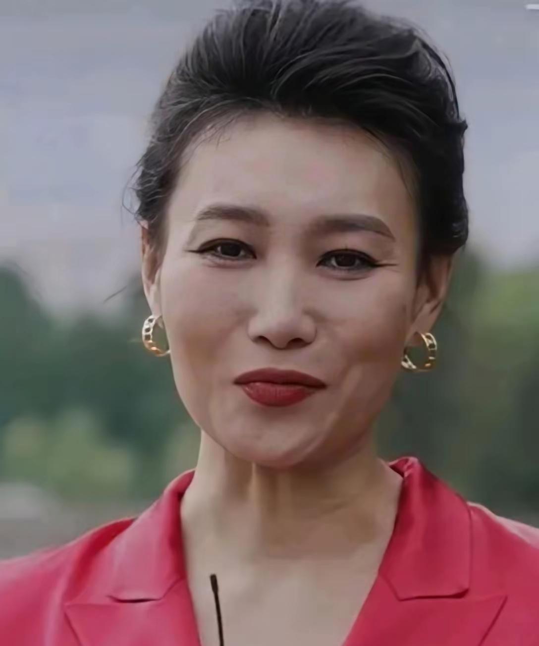 她是央视美女主持人如今人家已经老了许多，就算是我们村里的妇女都比她好看满脸的