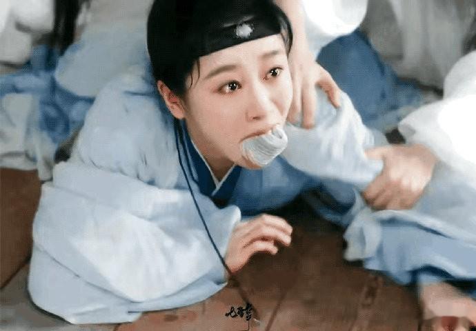 杨紫这个演技都毁在了这个群演丫鬟身上了！女主正在真情流露，丫鬟却龇着大牙笑着往后