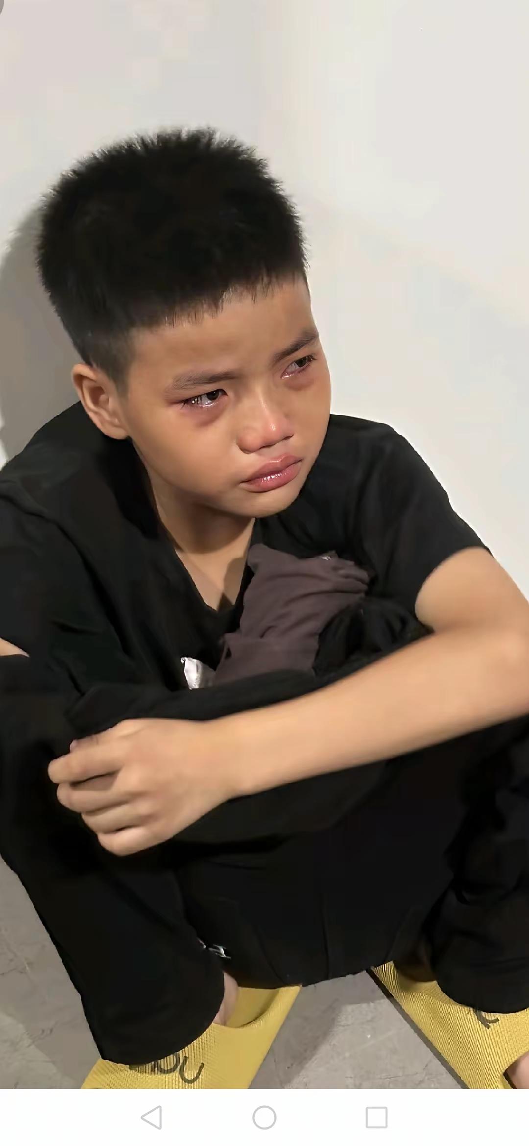 最痛心的一幕！父母离婚双双推卸孩子，亲生儿子成了没人要的累赘真没良心，可怜