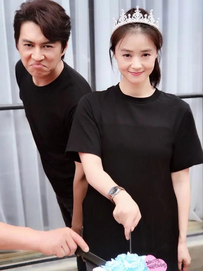 靳东的婚姻家庭靳东与妻子李佳的婚姻低调又安稳。李佳同为演员，曾出演多部影视