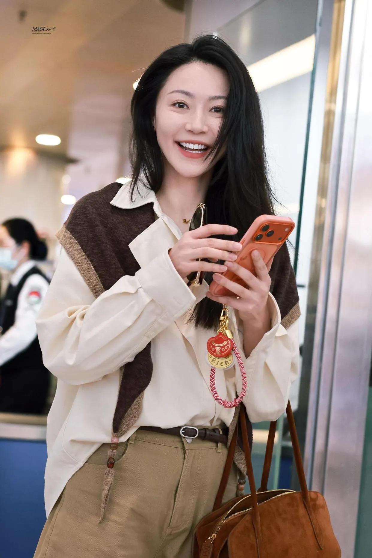 黄梦莹机场私服太会搭黄梦莹这一身也太有质感了！米杏衬衫搭配卡其裤，焦糖色包