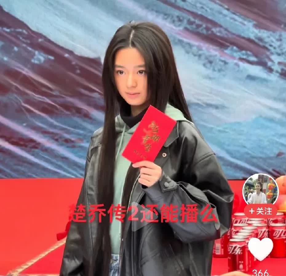 小钿甜的爸爸注册的公司连夜把公司法人和股东变更了，原来的股东是她的父亲杨伟，母亲