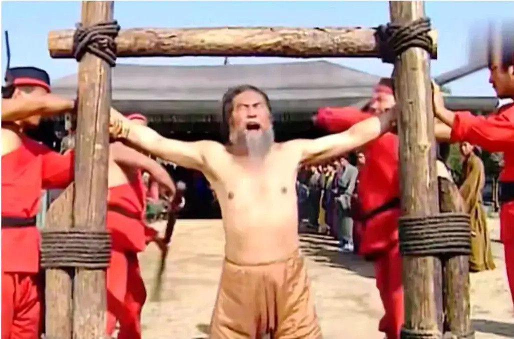 老三国里有哪些不易发觉，却很打动人的细节呢？周瑜和黄盖演苦肉计那会儿，黄盖本就年纪大了，军棍打到第2