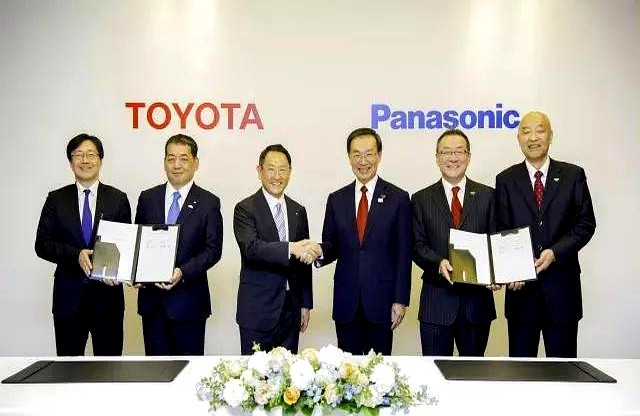 丰田新社长刚上任半年，头一回出国就直奔广州，促成广汽和一汽把南北丰田整合到一起，以前加价还要排队的日