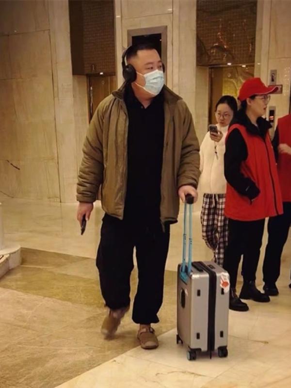 阎鹤祥、孟鹤堂抵达吕梁，参加央视跨年晚会的录制！阎鹤祥还是备受央视舞台青睐的，央