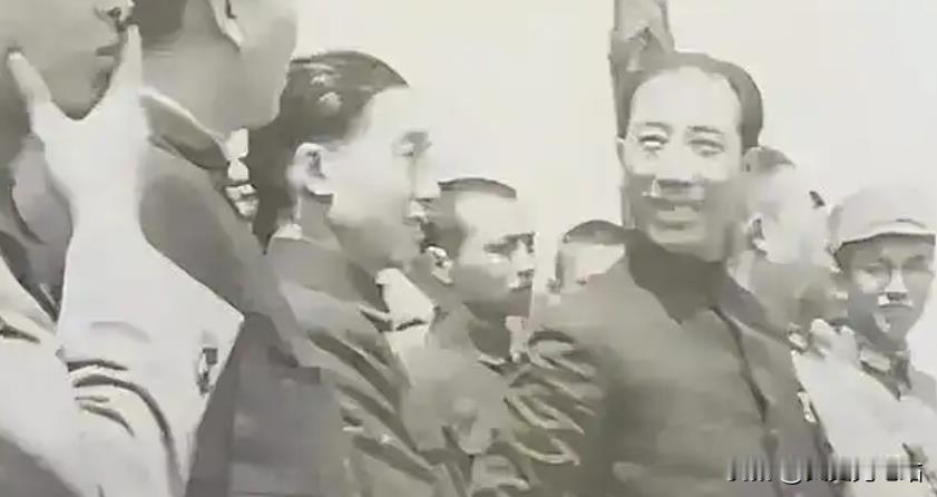 1951年，几个农民用铁镐敲开了戴笠的水泥墓，棺材中除了他的遗骸外，还有一把一尺