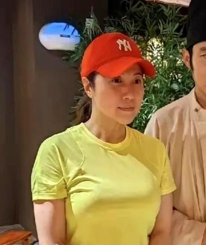 颜丙燕不靠热搜，靠眼神活。她演间谍，不用台词，一个眨眼让你脊背发凉。演市井女