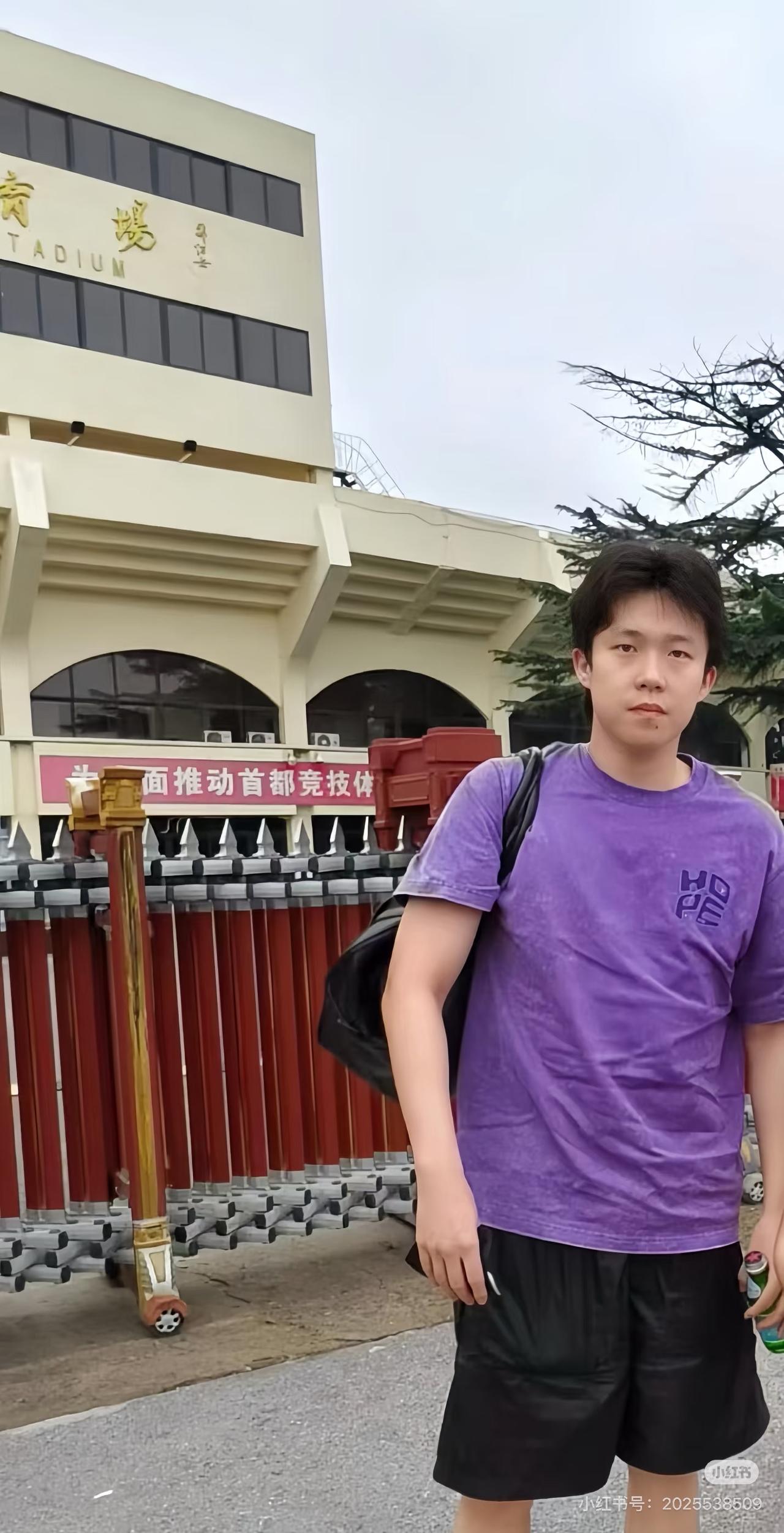 王楚钦穿紫色的T恤，疲惫的样子，呆呆的样子，王队的发量真是让人羡慕！这是先农坛