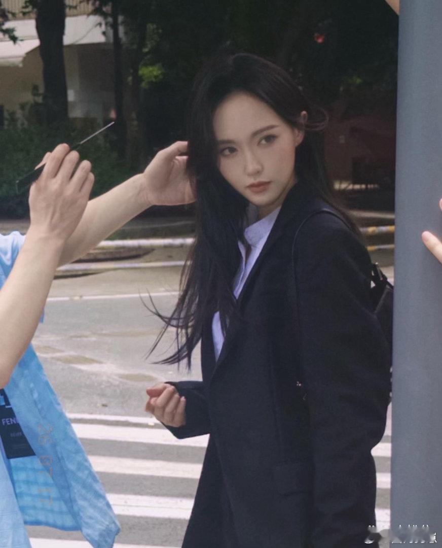 唐嫣气场全开，利落造型自带冷飒气质，又美又酷氛围感十足。