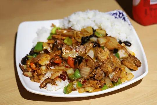 25元的回锅肉盖饭，商家到手6.08元。拆解账单：订单优惠10元、配送补贴4.