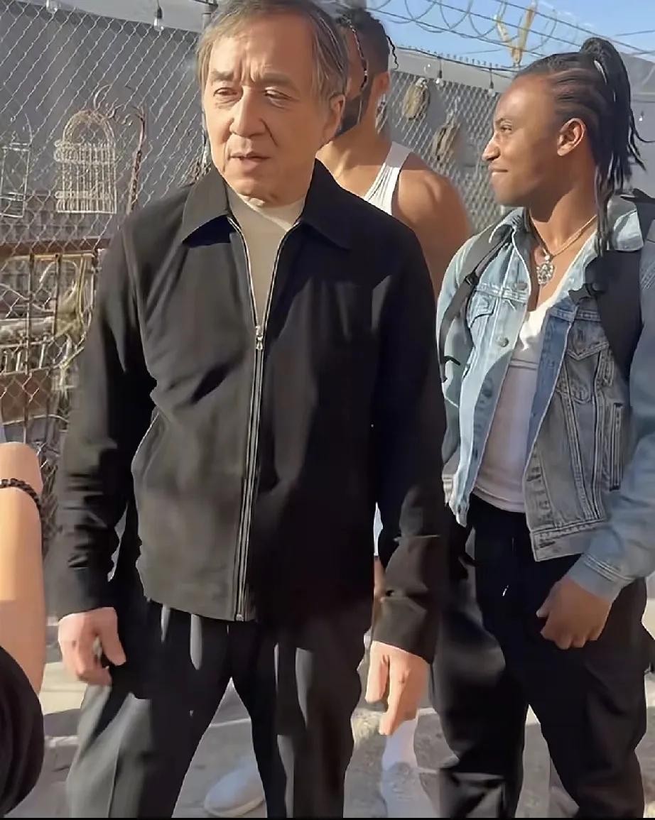 成龙在新戏拍摄现场，都已经71岁了，头发全白了，还在努力。成龙进入娱乐圈有5